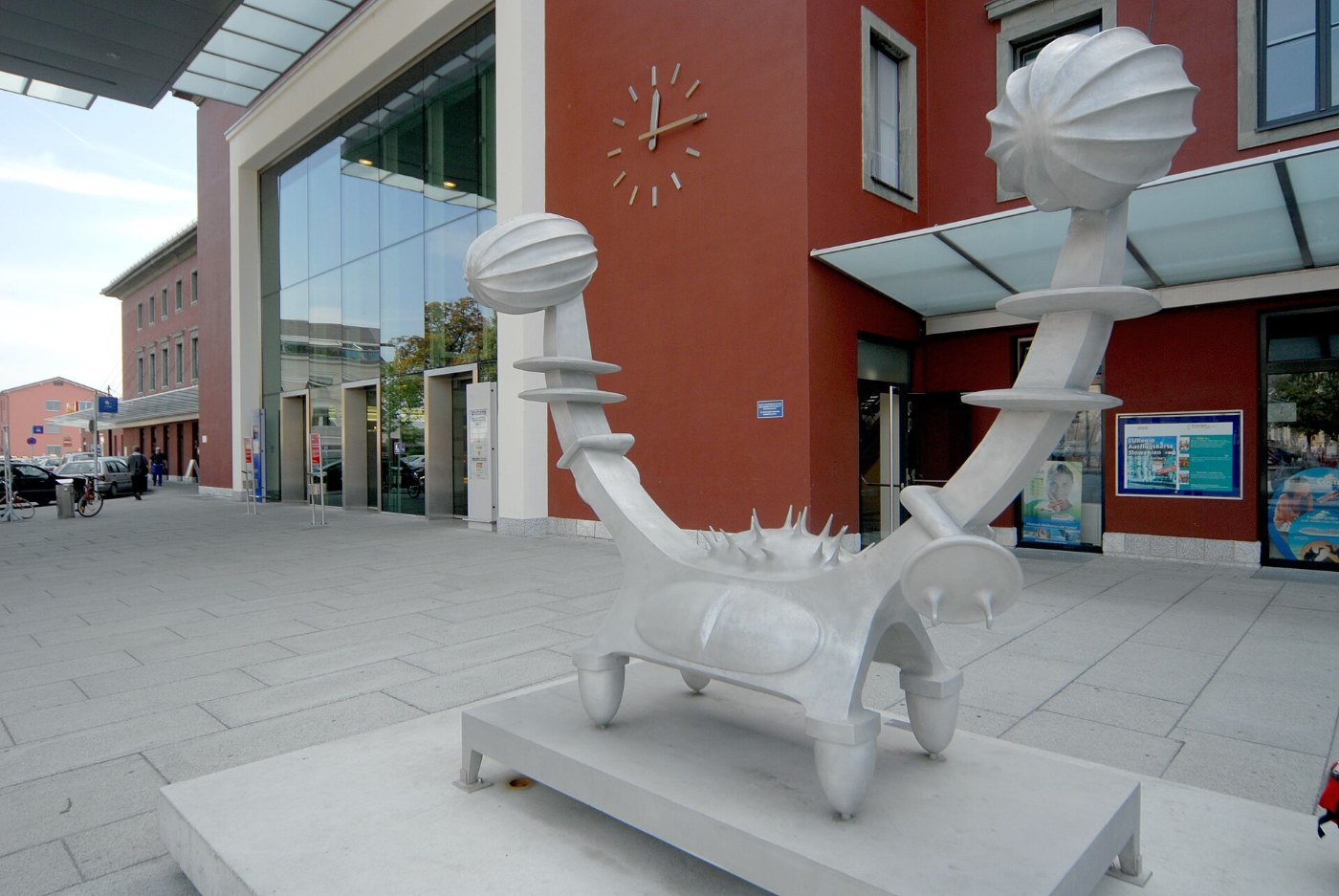 Klagenfurt Hauptbahnhof Vorplatz Gironcoli Plastik 01