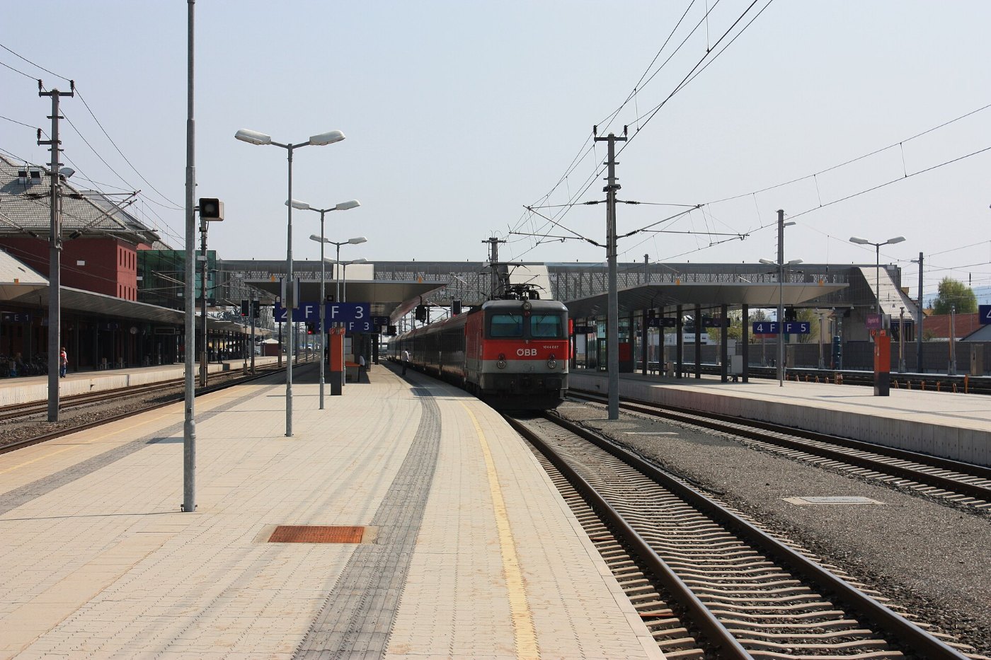 Klagenfurt Hauptbahnhof Zugangsbrücke zu den Bahnsteigen