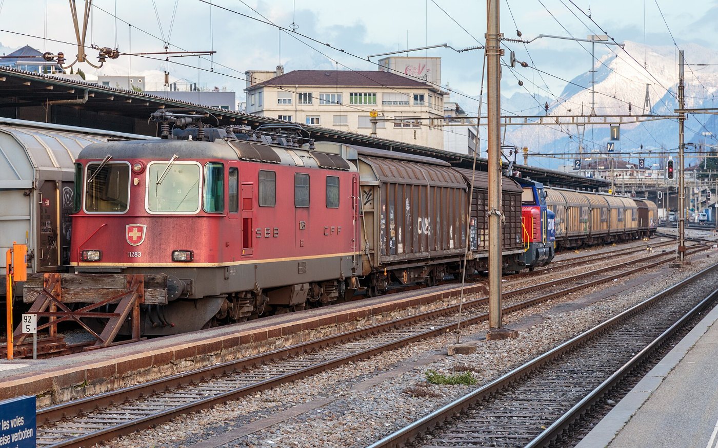 CFF Re 4 4 II n° 11283 en Gare de Sion VS (2013)