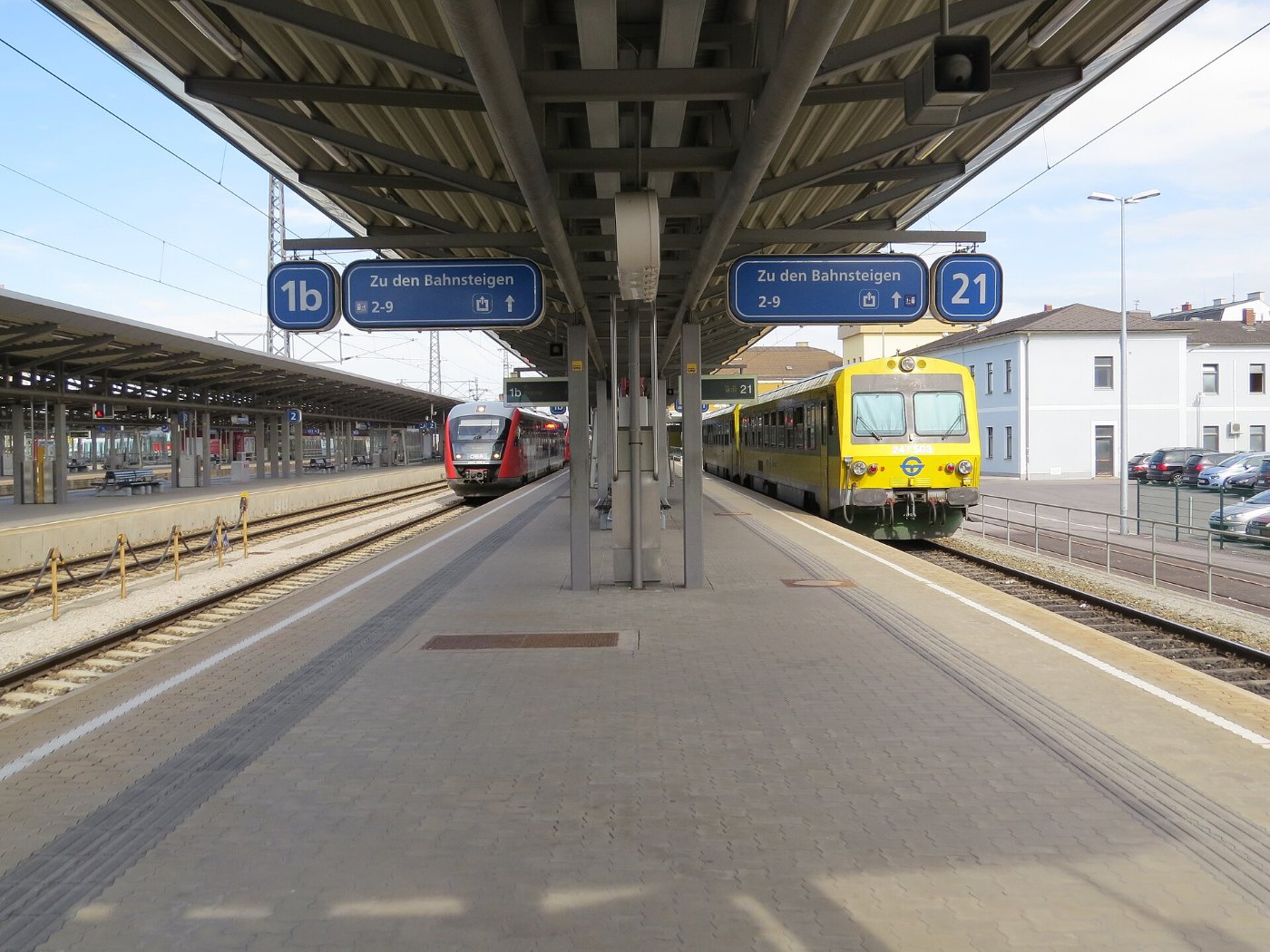2017 10 12 (206) GYSEV 247.503 Ex 5047.008 and ÖBB 5022 at Wiener Neusta