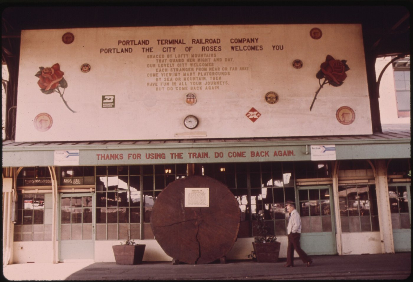 UNION STATION SIGN AT THE PORTLAND, OREGON, TERMINAL WELCOMES TRAVELERS