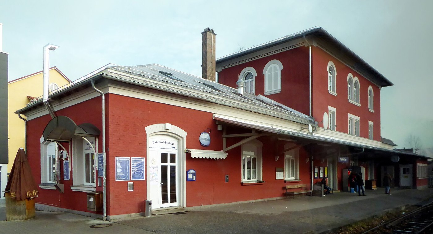Der Bahnhof Pfarrkirchen von Südwesten gesehen