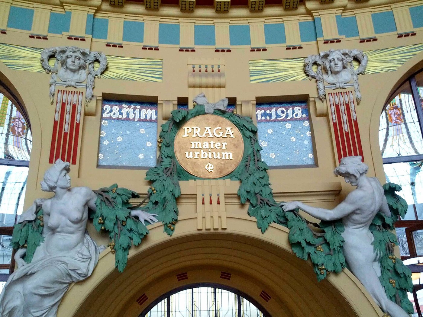 Praha hlavní nádraží old station hallway detail