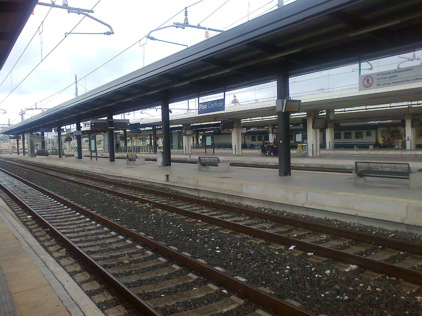 Pisa Centrale train station platforms