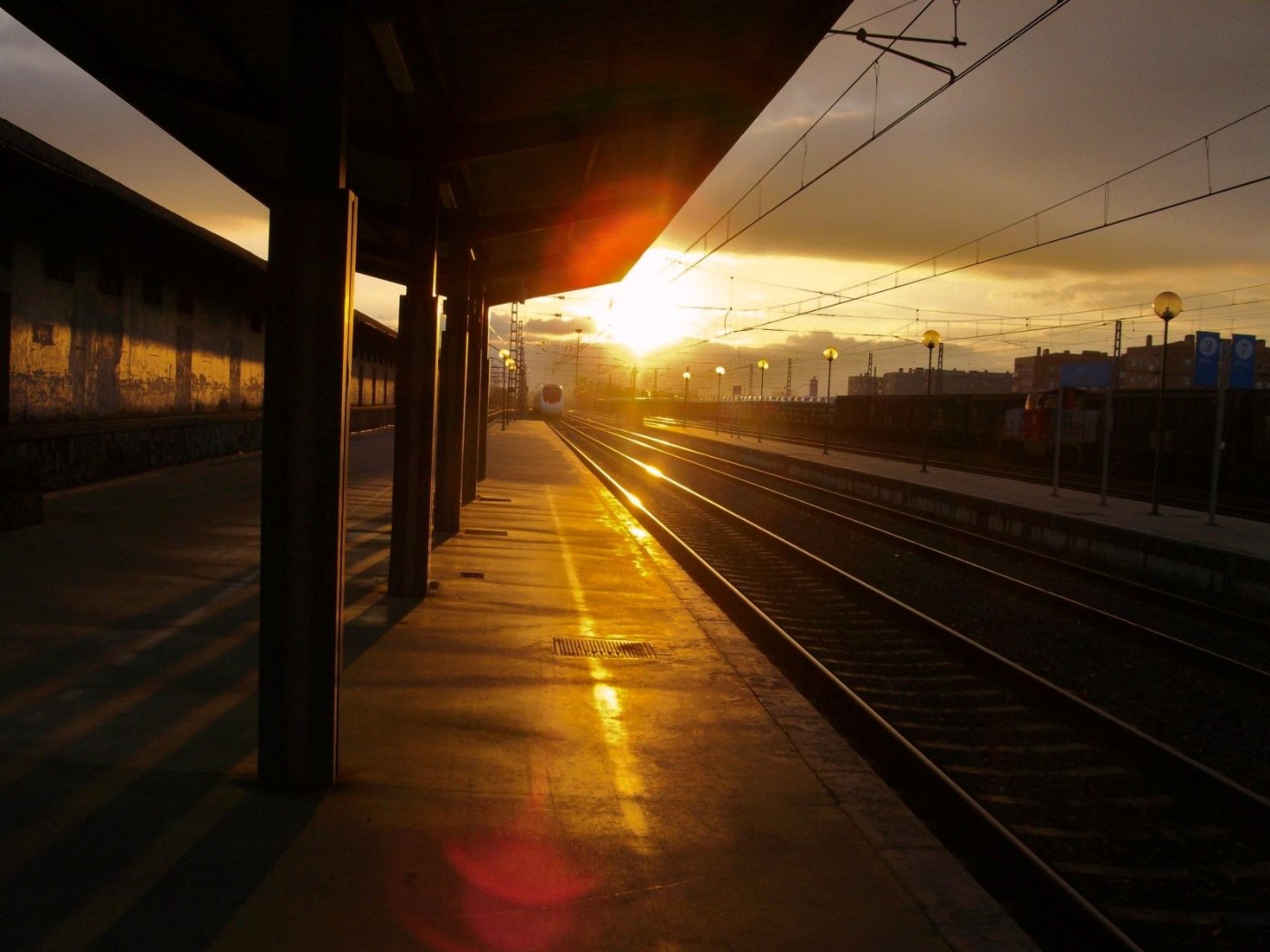 Atardecer en pamplona con el 120 alvia al fondo ()