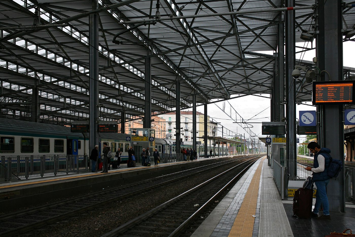 La stazione ferroviaria di Parma vista dai binari
