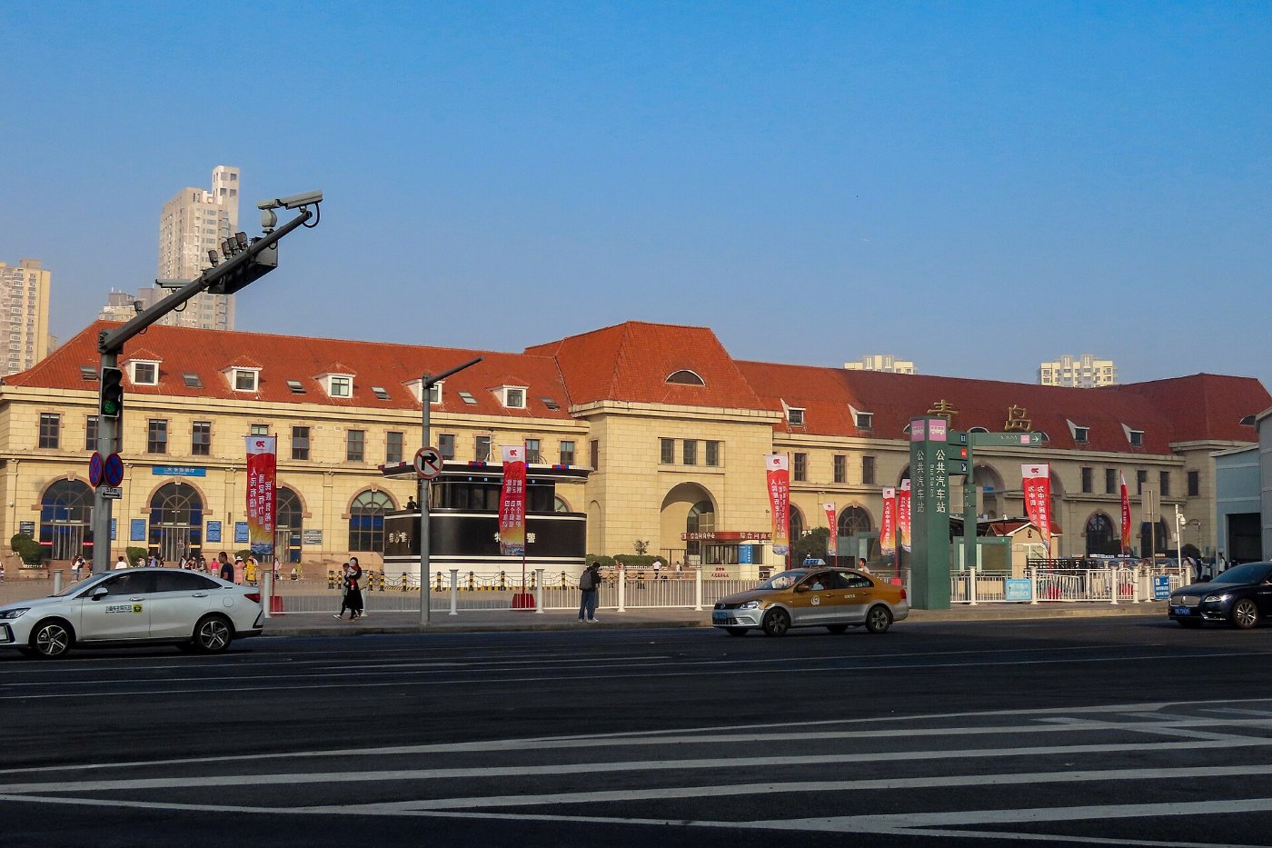East façade of Qingdao Railway Station ()