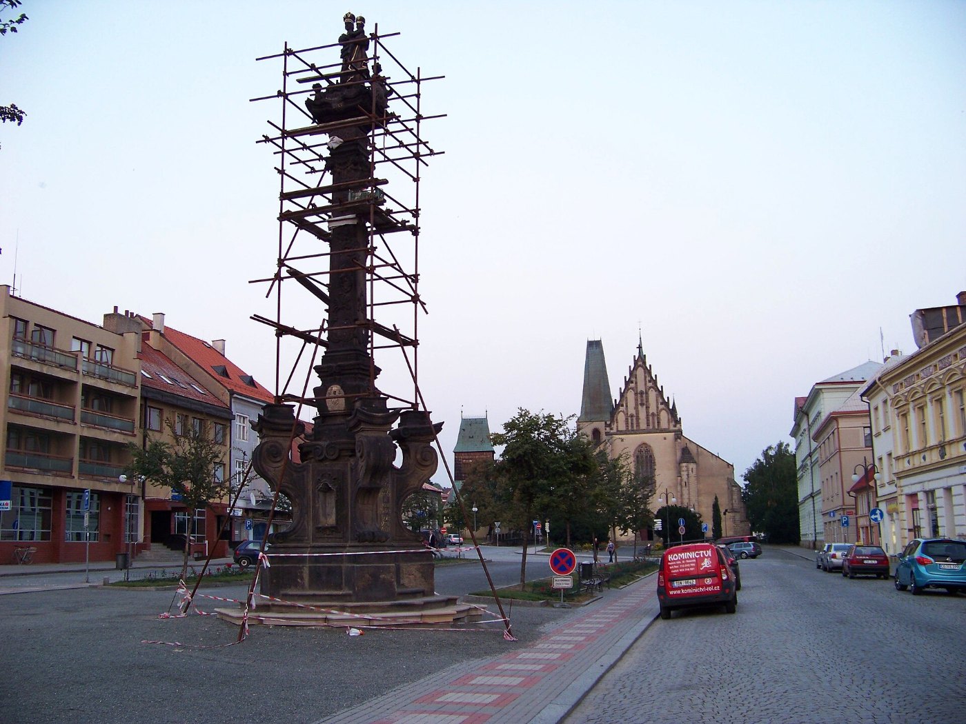 Rakovník, Husovo náměstí, mariánský sloup a kostel sv. Bartoloměje