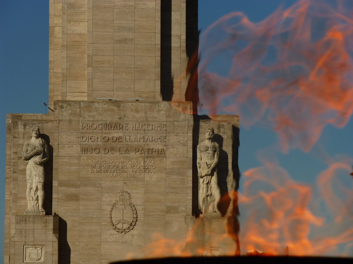 Monumento Bandera Rosario y llama votiva