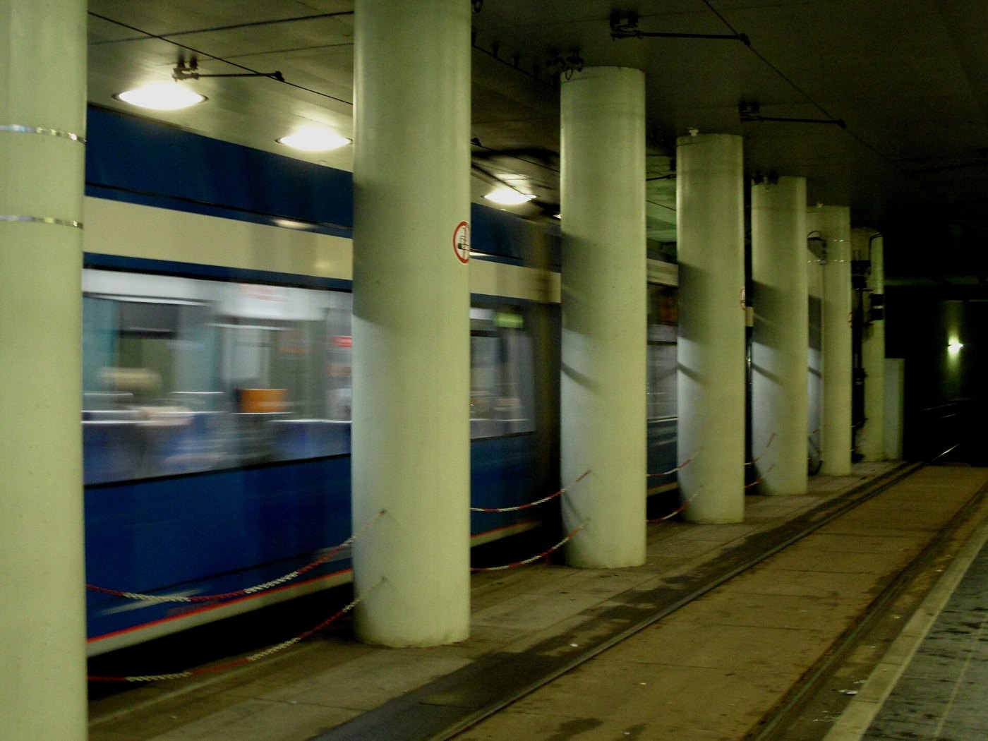 Rostock Hauptbahnhof Straßenbahnhaltestelle im Tunnel ()