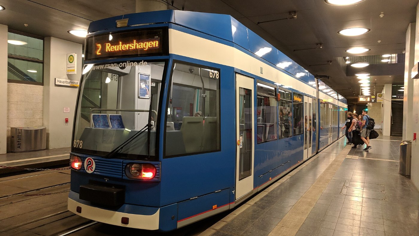 Eine Straßenbahn am Rostocker Hauptbahnhof