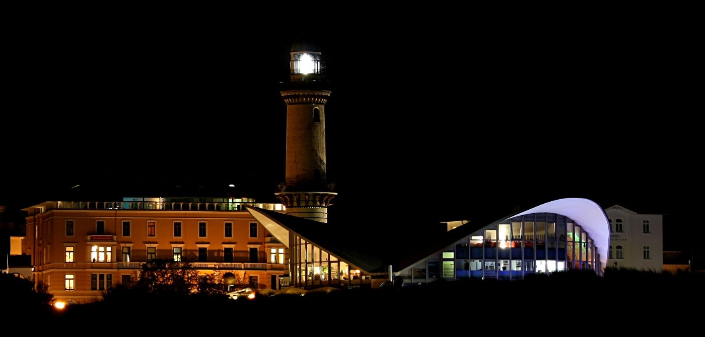 Der Alte Leuchtturm und der Teepott in Warnemünde bei Nacht