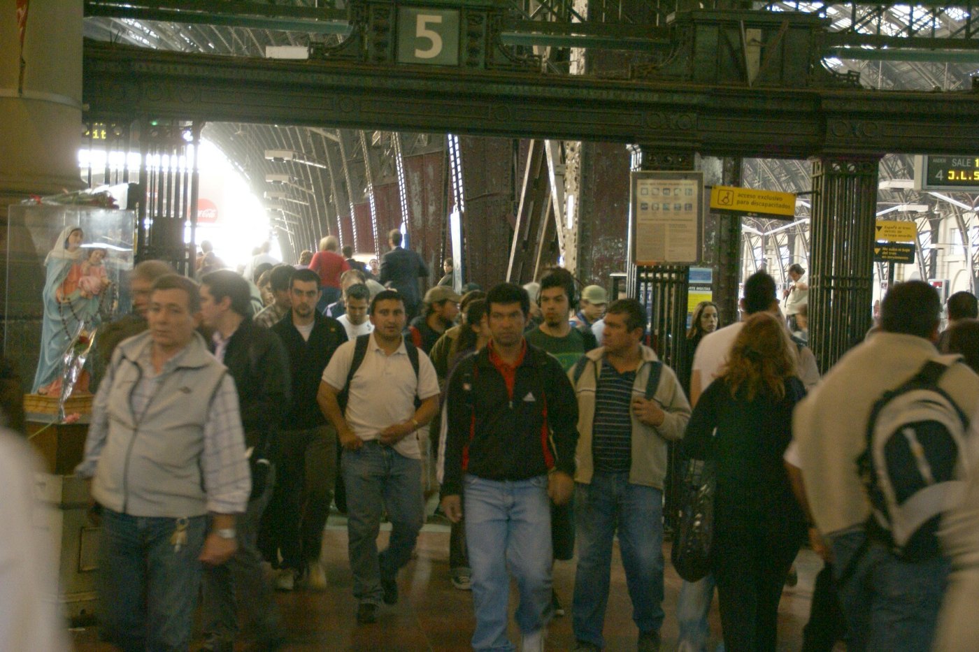 2011.10.17. Pasajeros Estación Mitre Retiro Buenos Aires