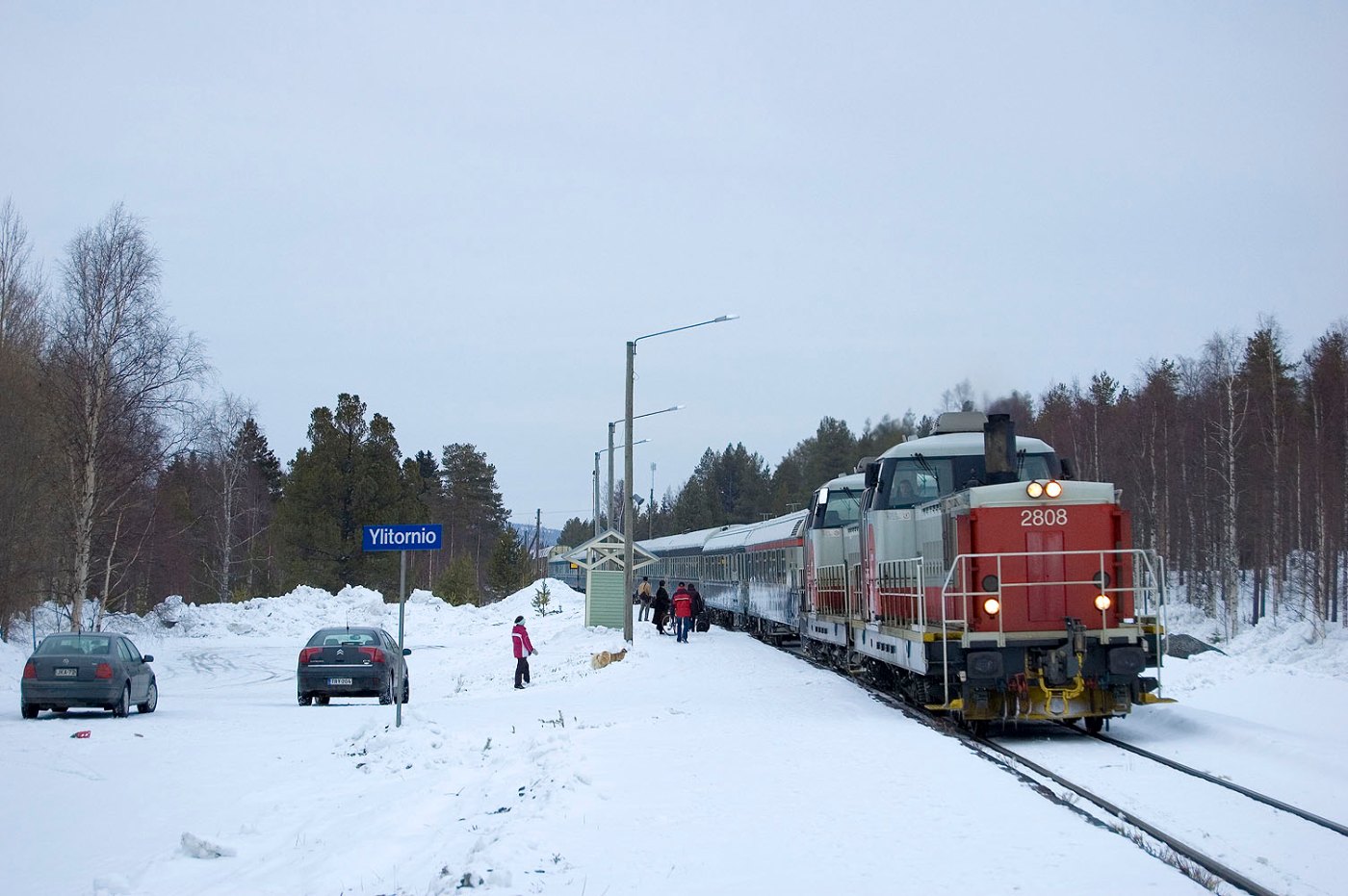 Express train 270 at Ylitornio station 2009 04 10