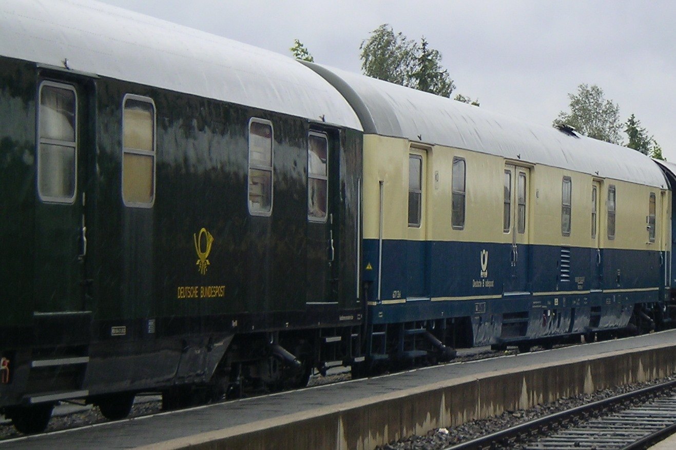 2 Bahnpostwagen