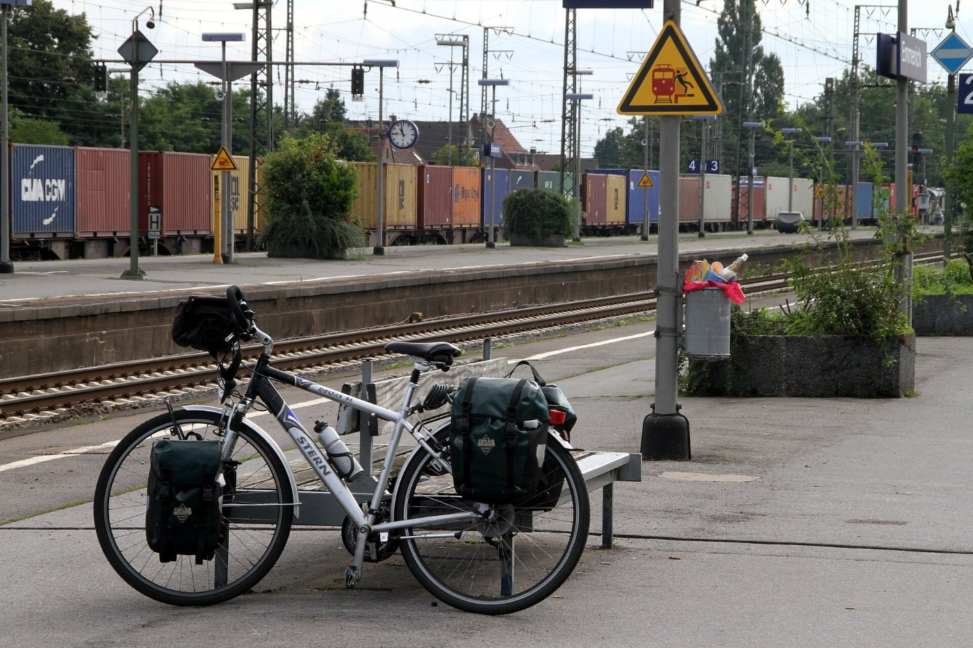 Emmerich 10 Bahnhof Bahnsteig Fahrrad 2010 gje