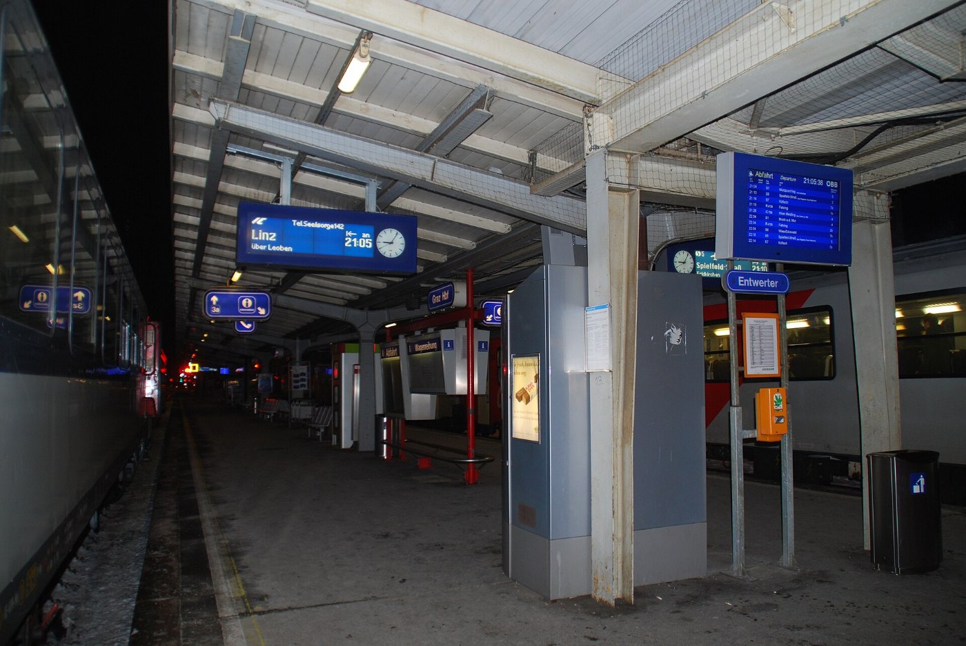 GrazHbfBahnsteigeNacht