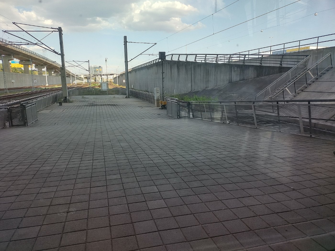 Frankfurt (Main) Flughafen Fernbahnhof • Notausgang am Bahnsteig 4 5 • O