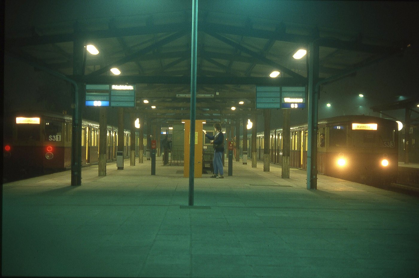Berlin Charlottenburg Bahnsteig 1 Linienbrechung S3 Reisende LABW Staats