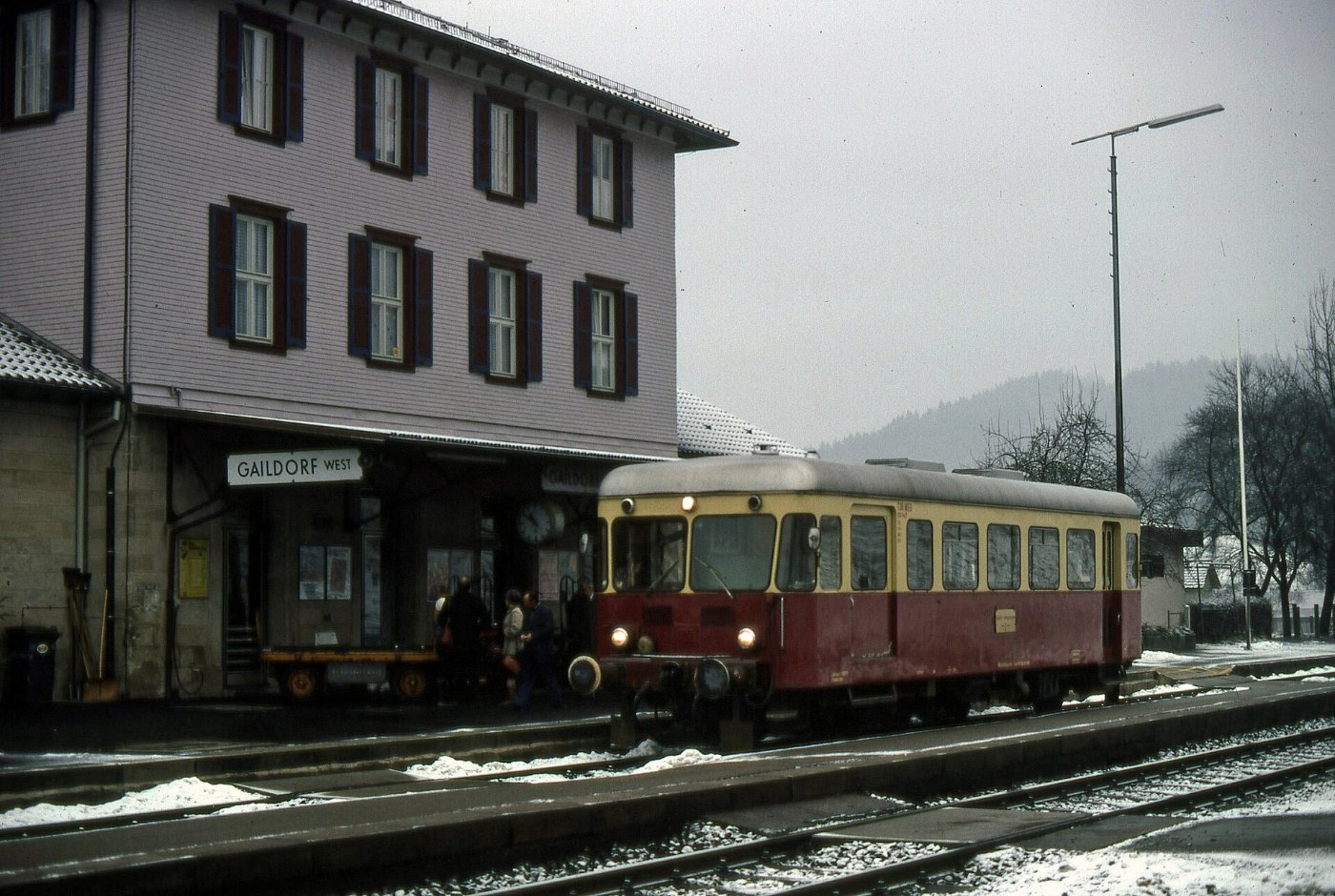 Gaildorf West VT WEG Bahnsteig Empfangsgebäude Reisende Gepäckkarren LAB