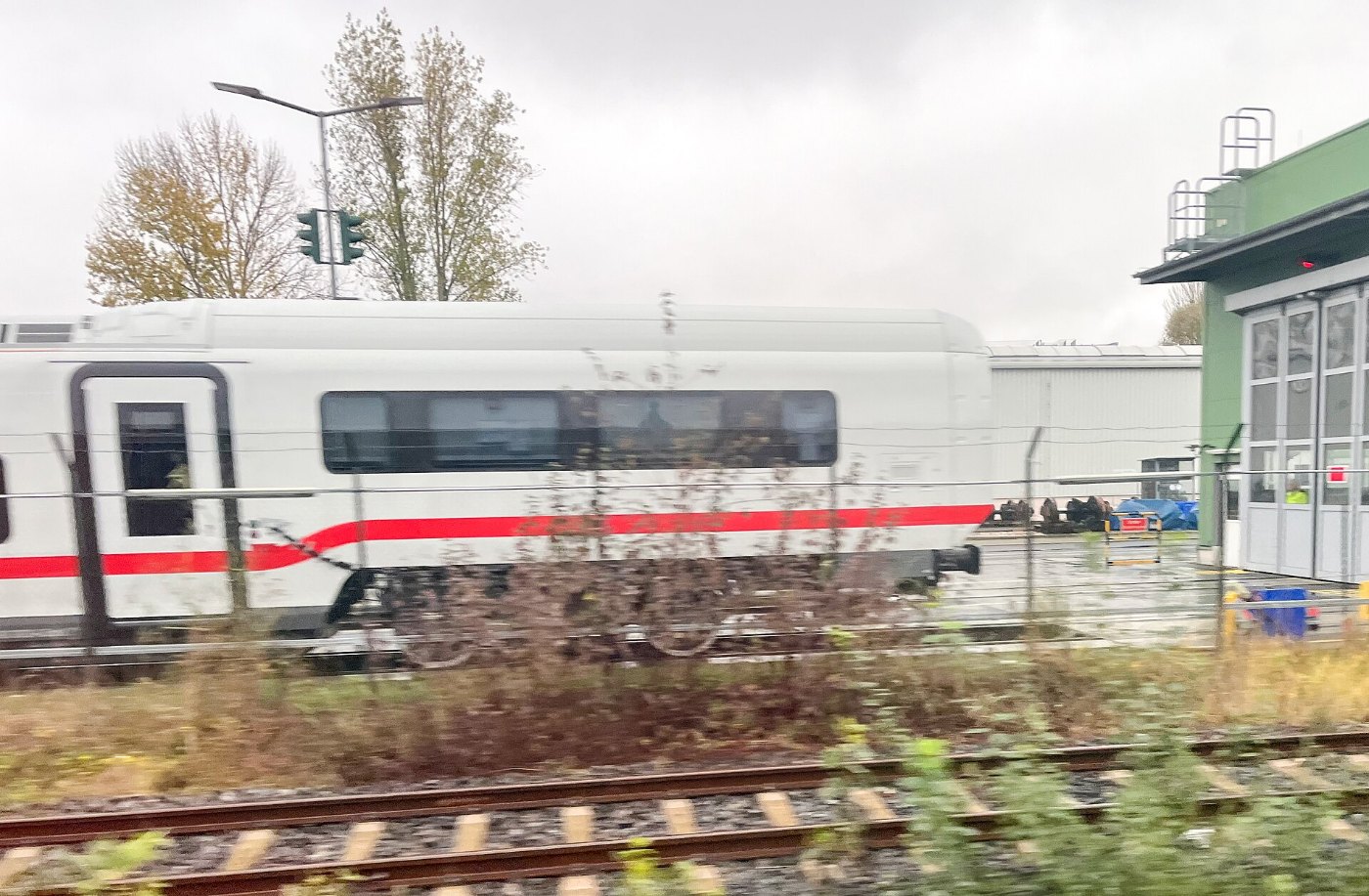 Lokbespannter Fernzug an einem Bahnsteig