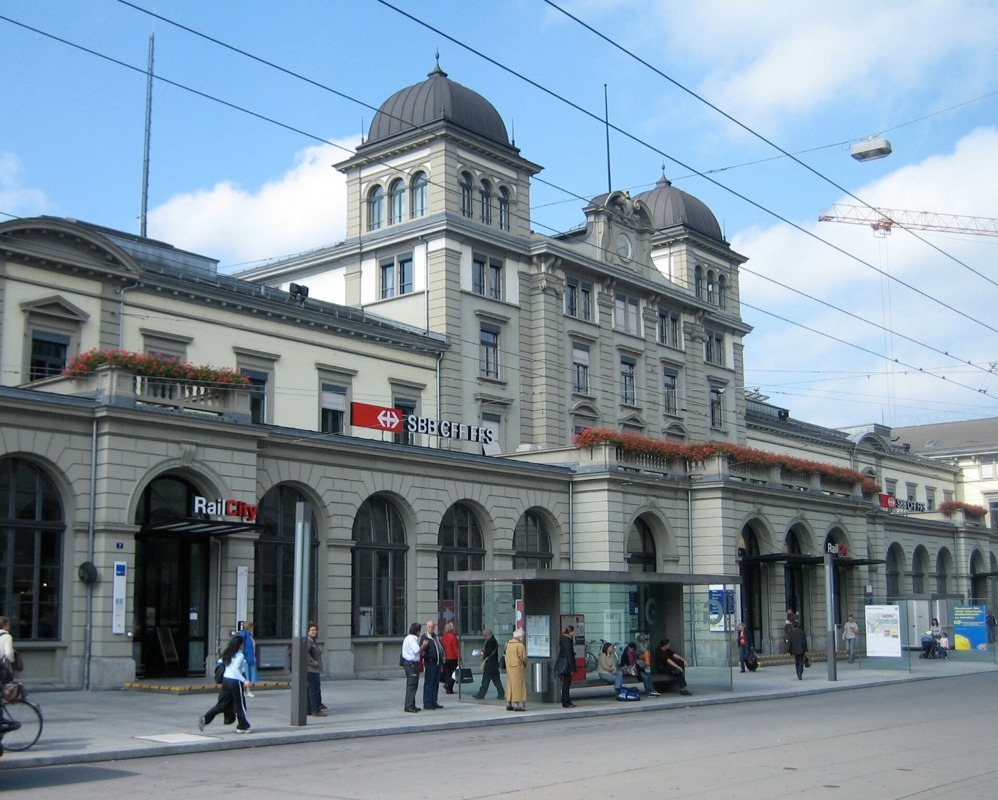 Bahnhof im Großraum Zürich mit einfahrendem Zug