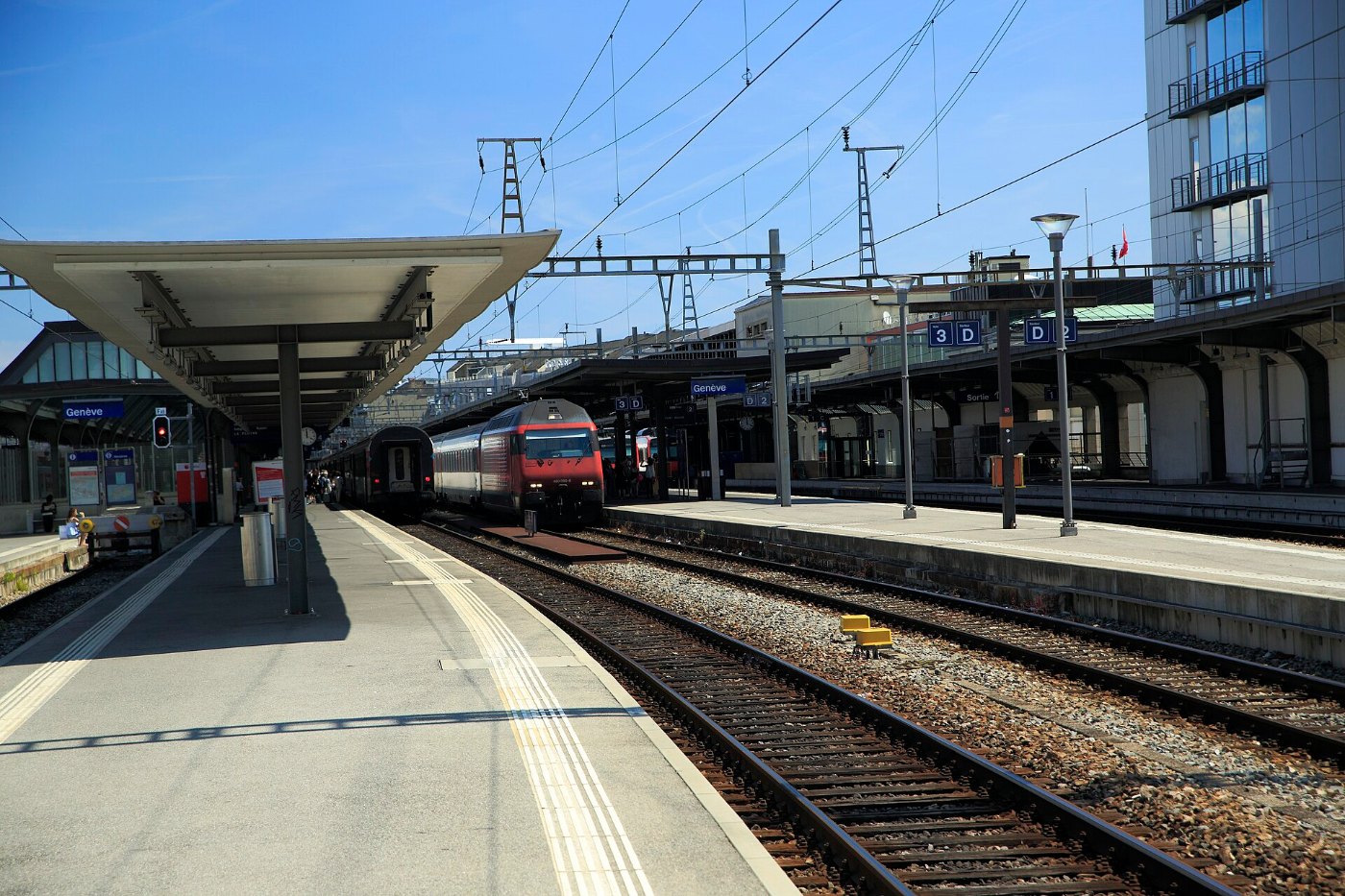 Bahnhof Genf Cornavin mit einfahrenden Zügen