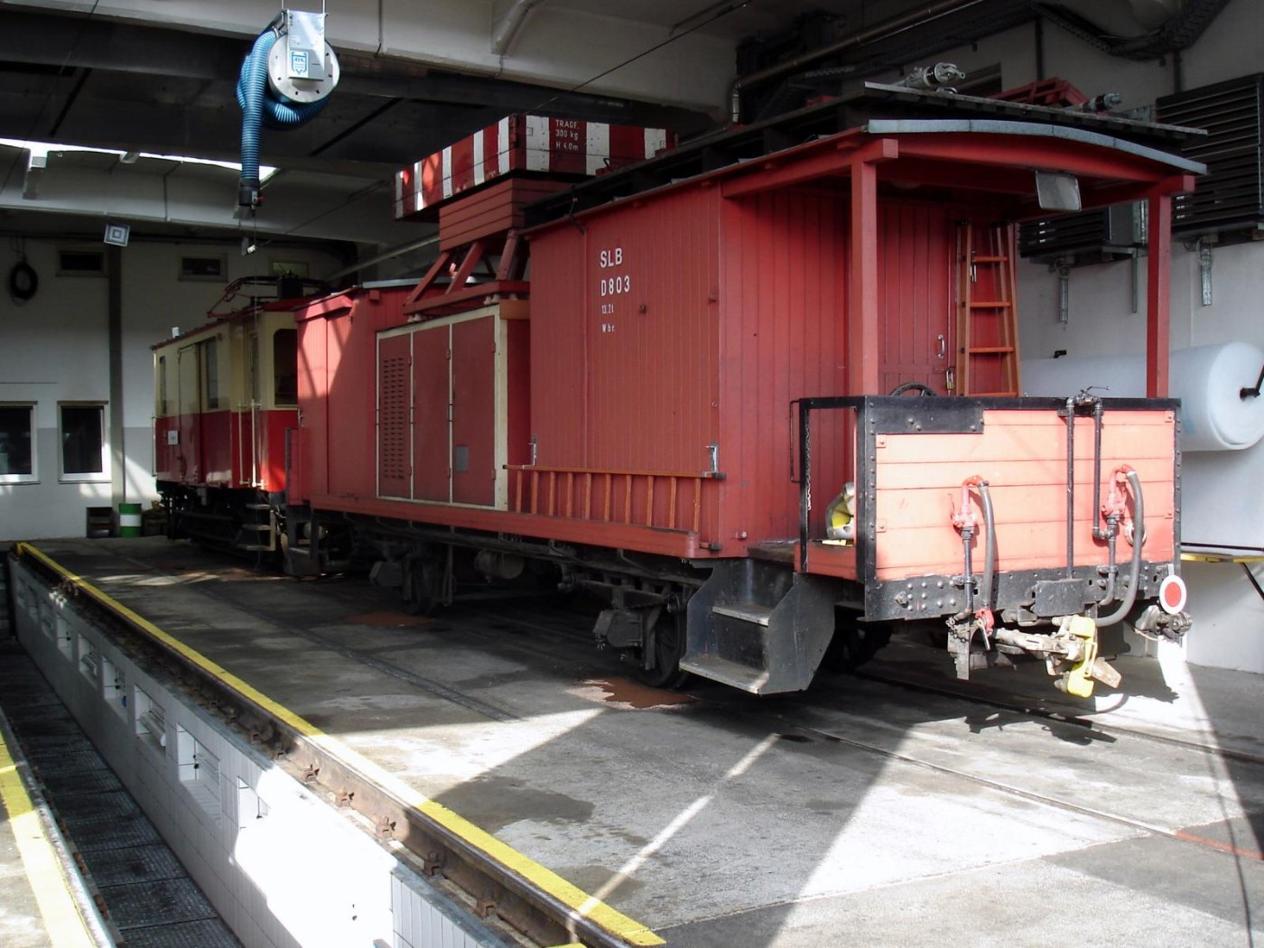 Zug der Salzburger Lokalbahn an einem Bahnsteig