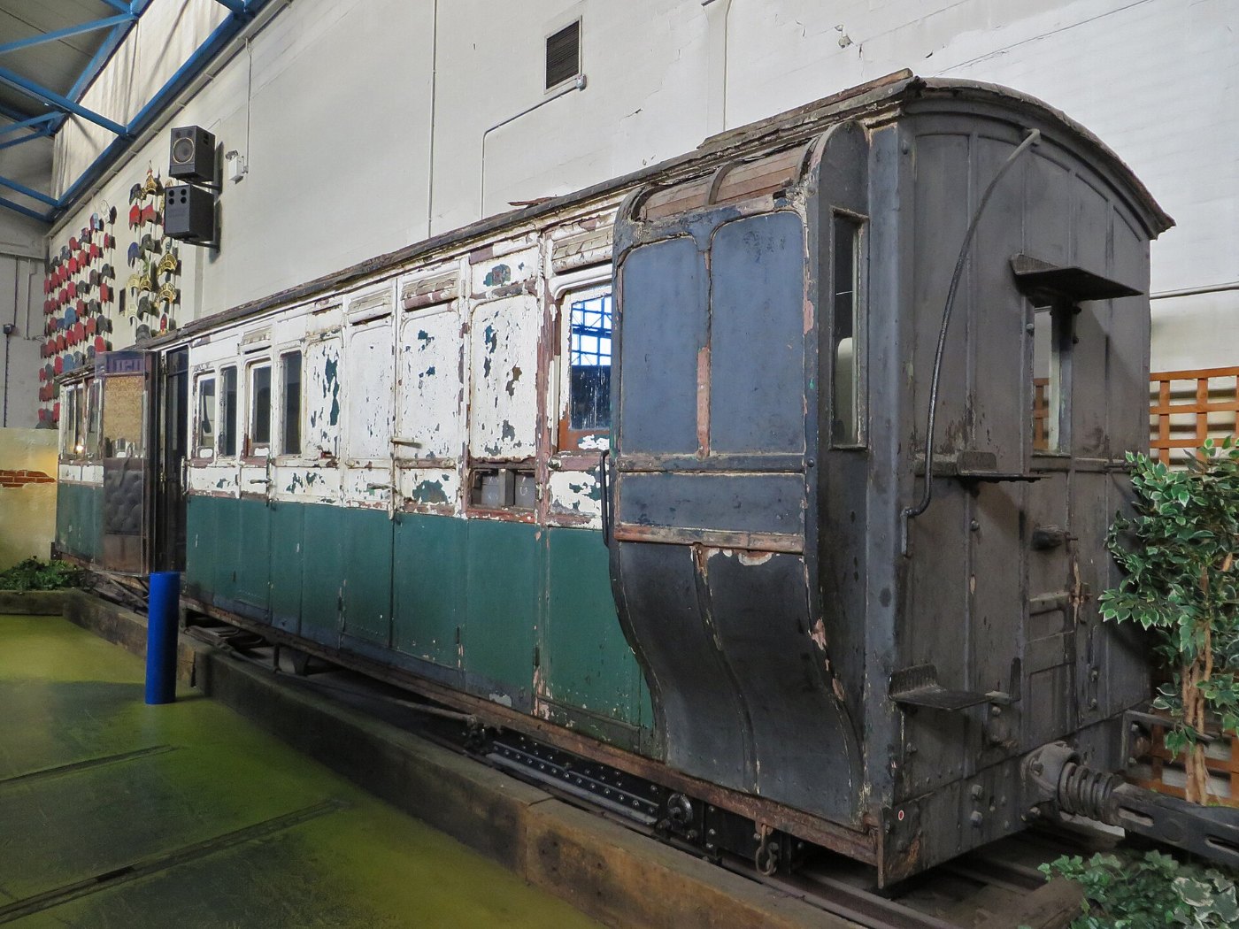 Derelict railway carriage geograph.org.uk