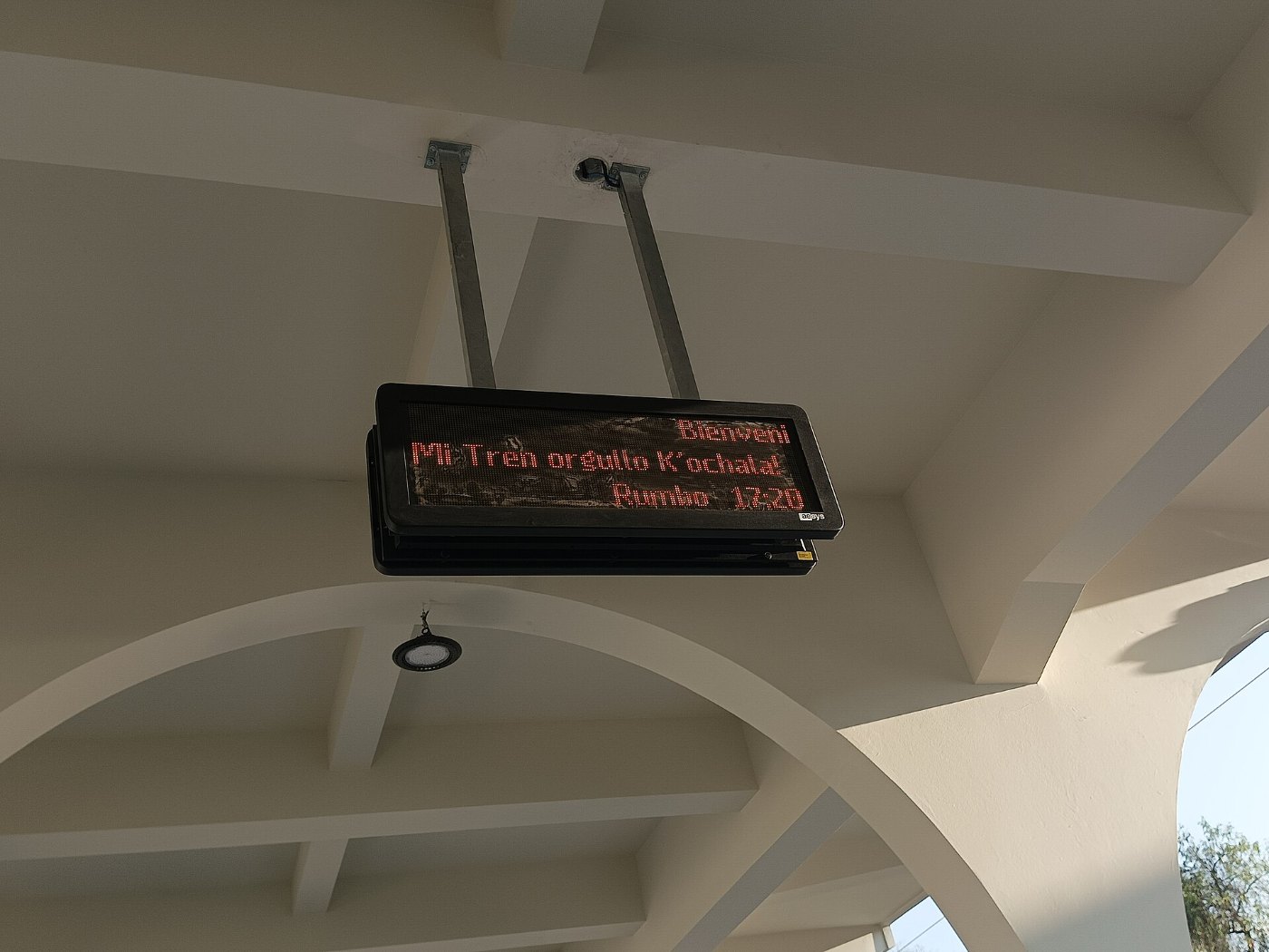 Mi Tren Platform display by Aesys Sep. 11, 2023
