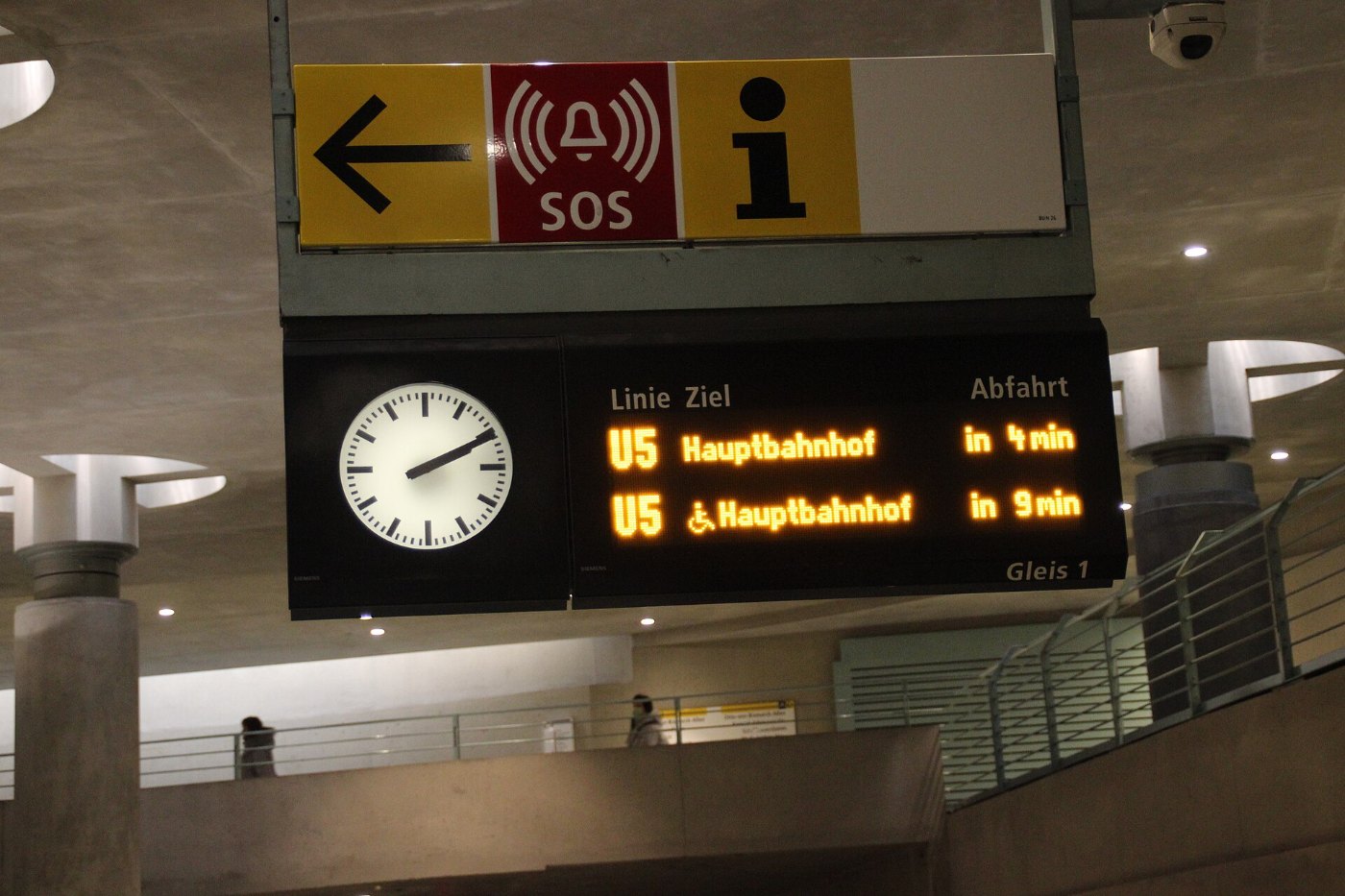 Ein Regionalzug hält am Bahnsteig