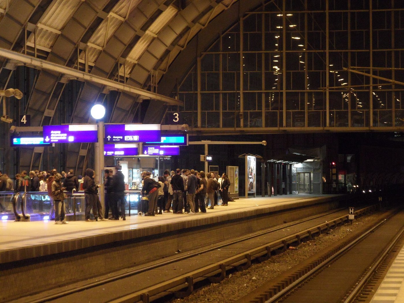 Bahnhof Berlin Alexanderplatz bei Nacht ()