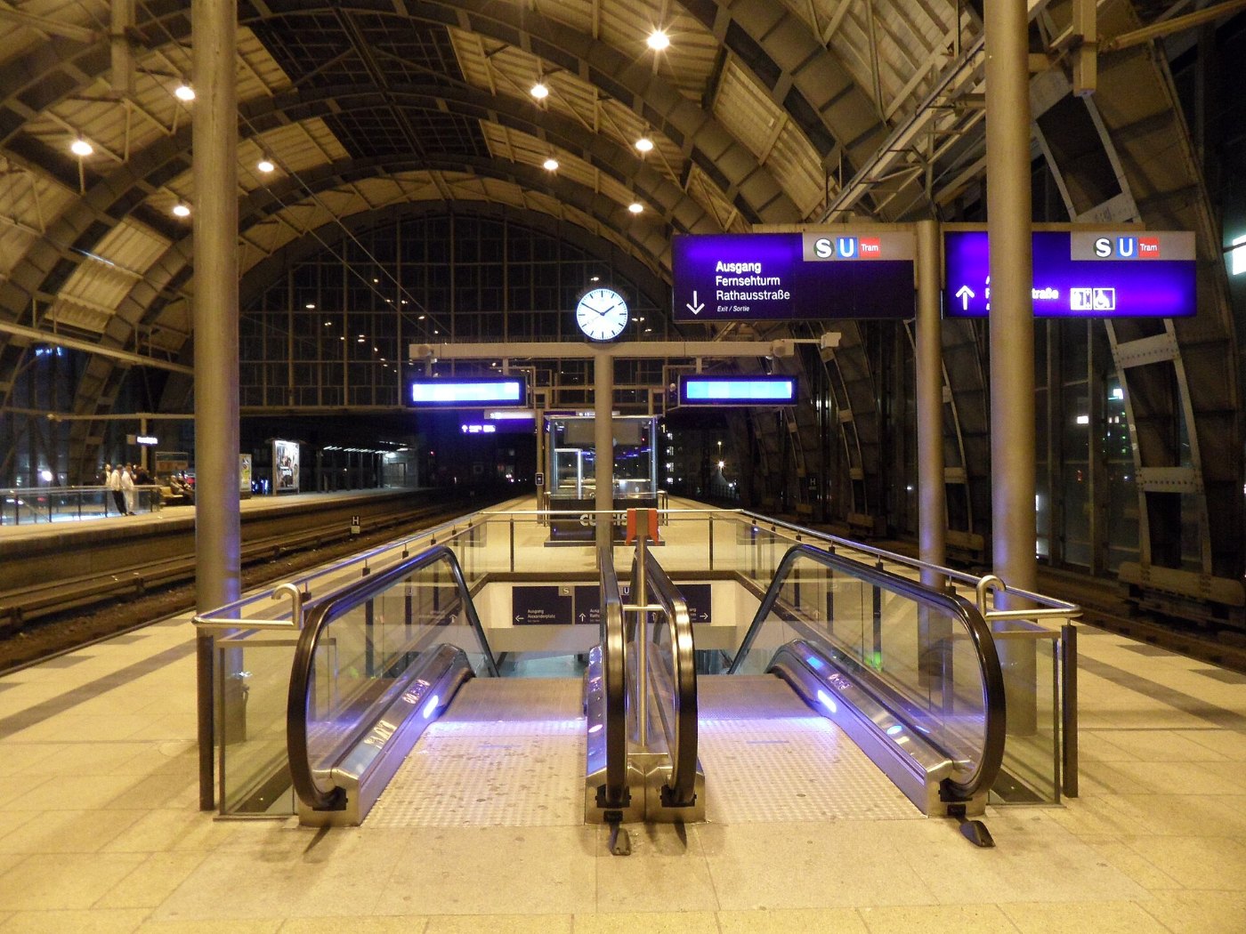 Bahnhof Berlin Alexanderplatz bei Nacht ()