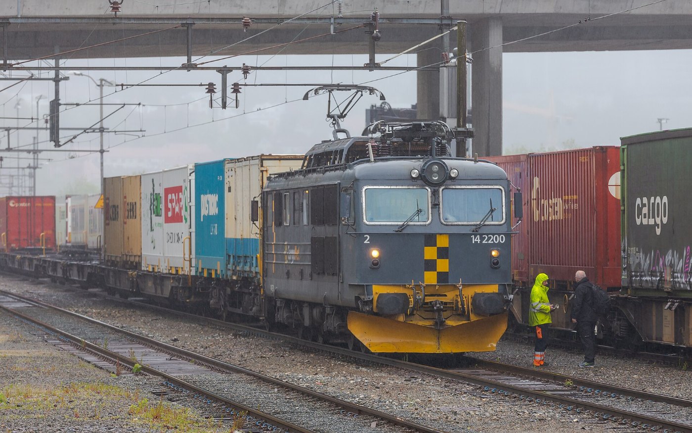 CargoNet El 14 2200 mit Containerzug in Bergen NOR (2015)