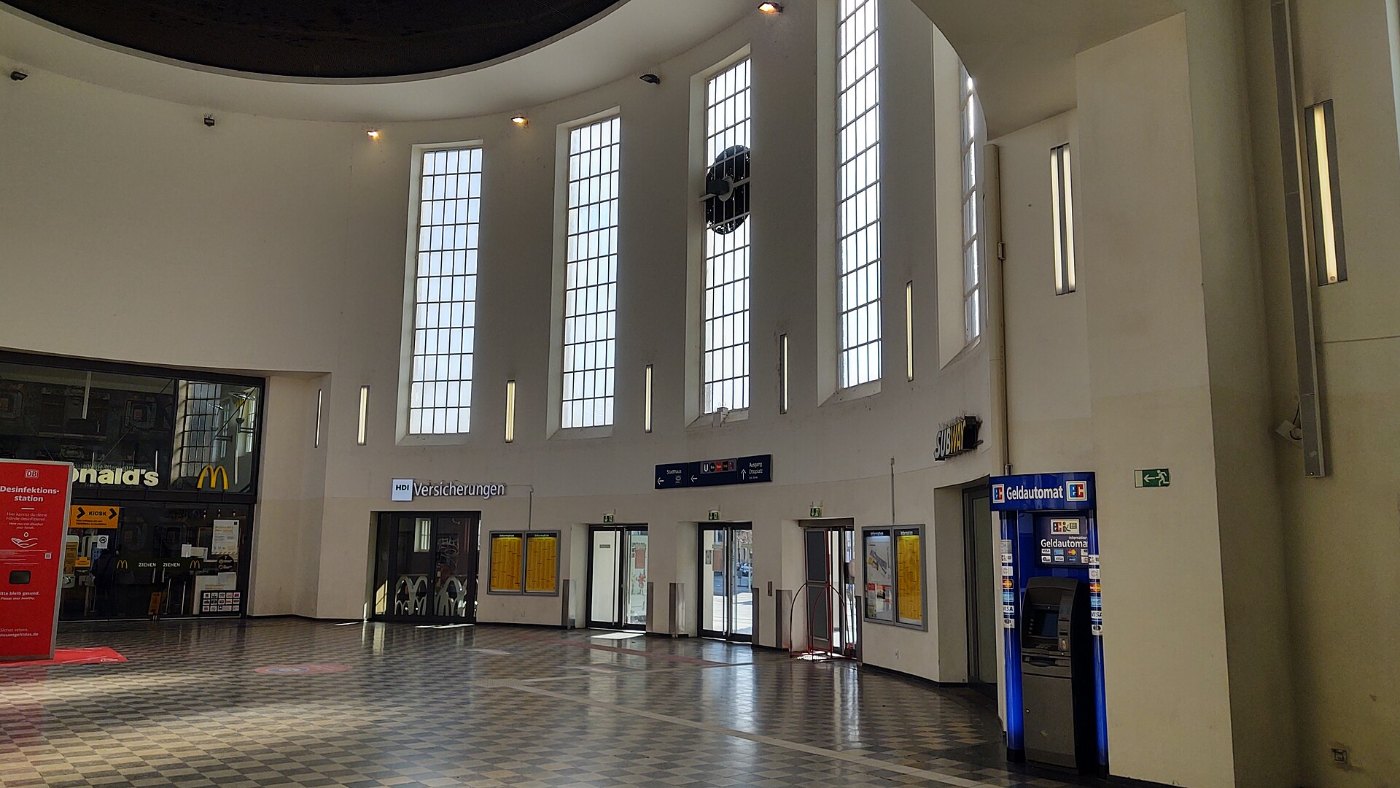 Empfangshalle innen Bahnhof Köln Deutz Messer