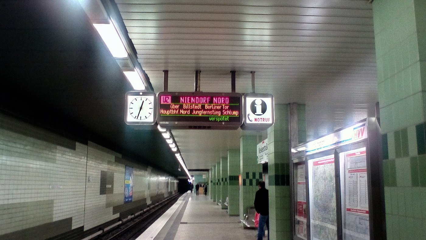 Elektronische Anzeigetafel vom U Bahnhof Merkenstraße