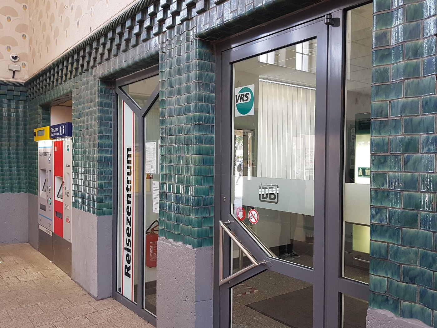 Türen zum Reisezentrum der DB im Bahnhof Bonn Bad Godesberg 2020 (Vergle