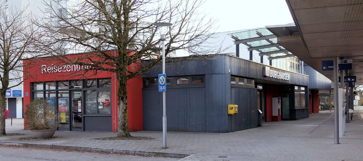 Burghausen, Bahnhof mit Reisezentrum, 1