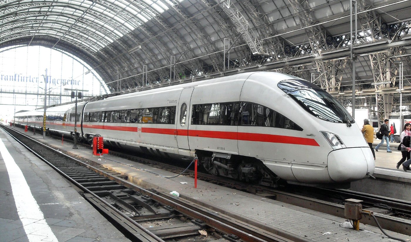 Frankfurter (Main) Hauptbahnhof auf Bahnsteig zu Gleis 5 Richtung Mainz