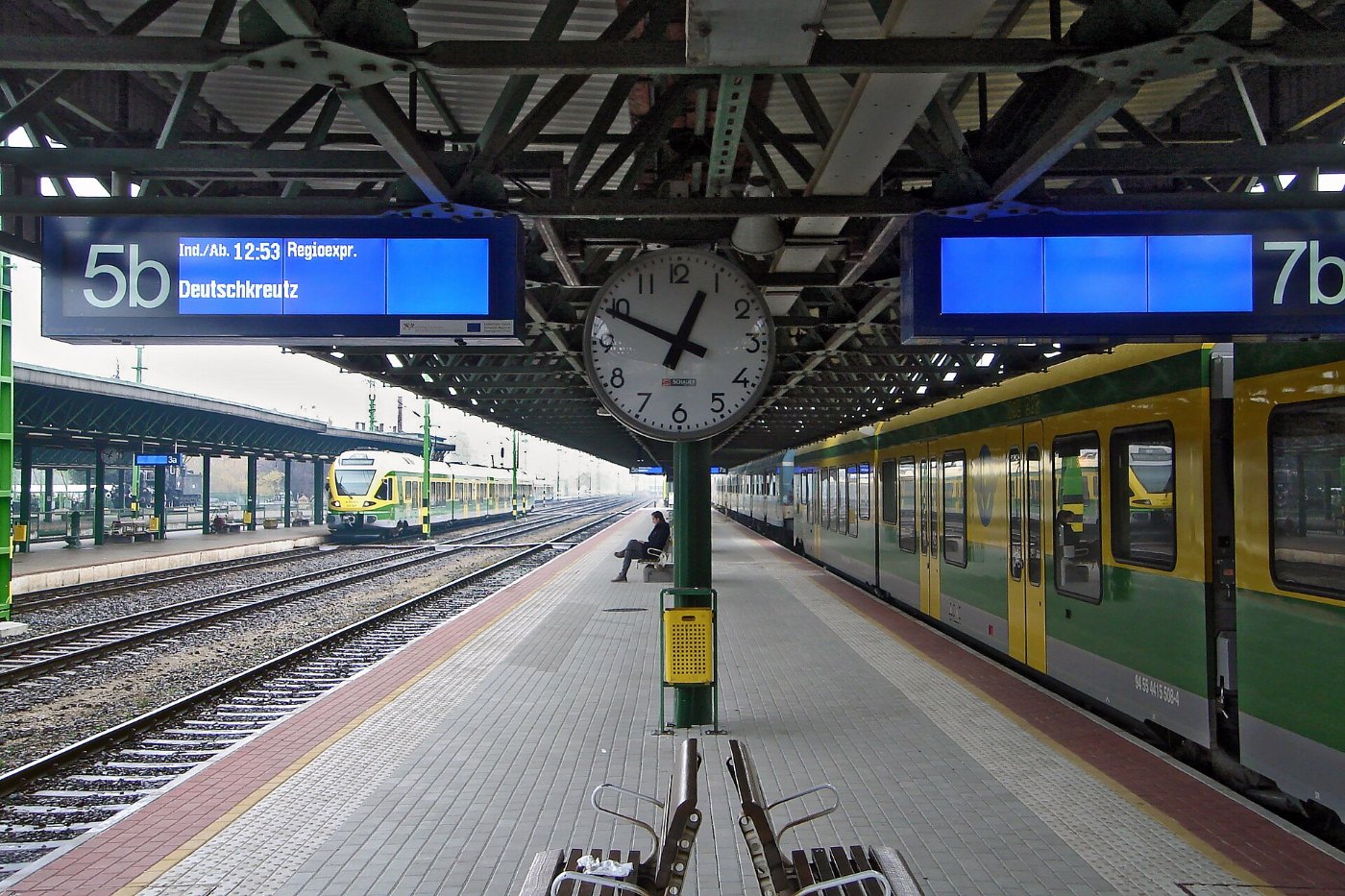 Ungarn Sopron Bahnhof Umsteigebahnsteig Mattersburger Bahn auf Burgenlan