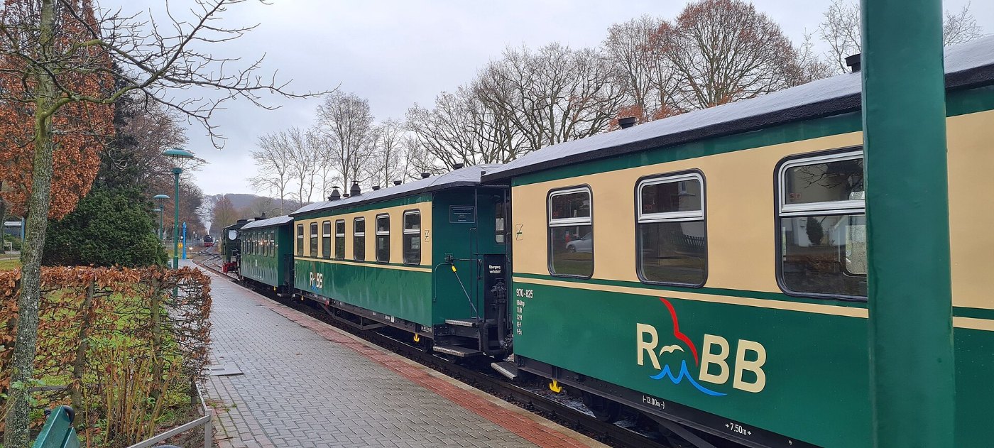 Ein Nahverkehrszug am Bahnsteig