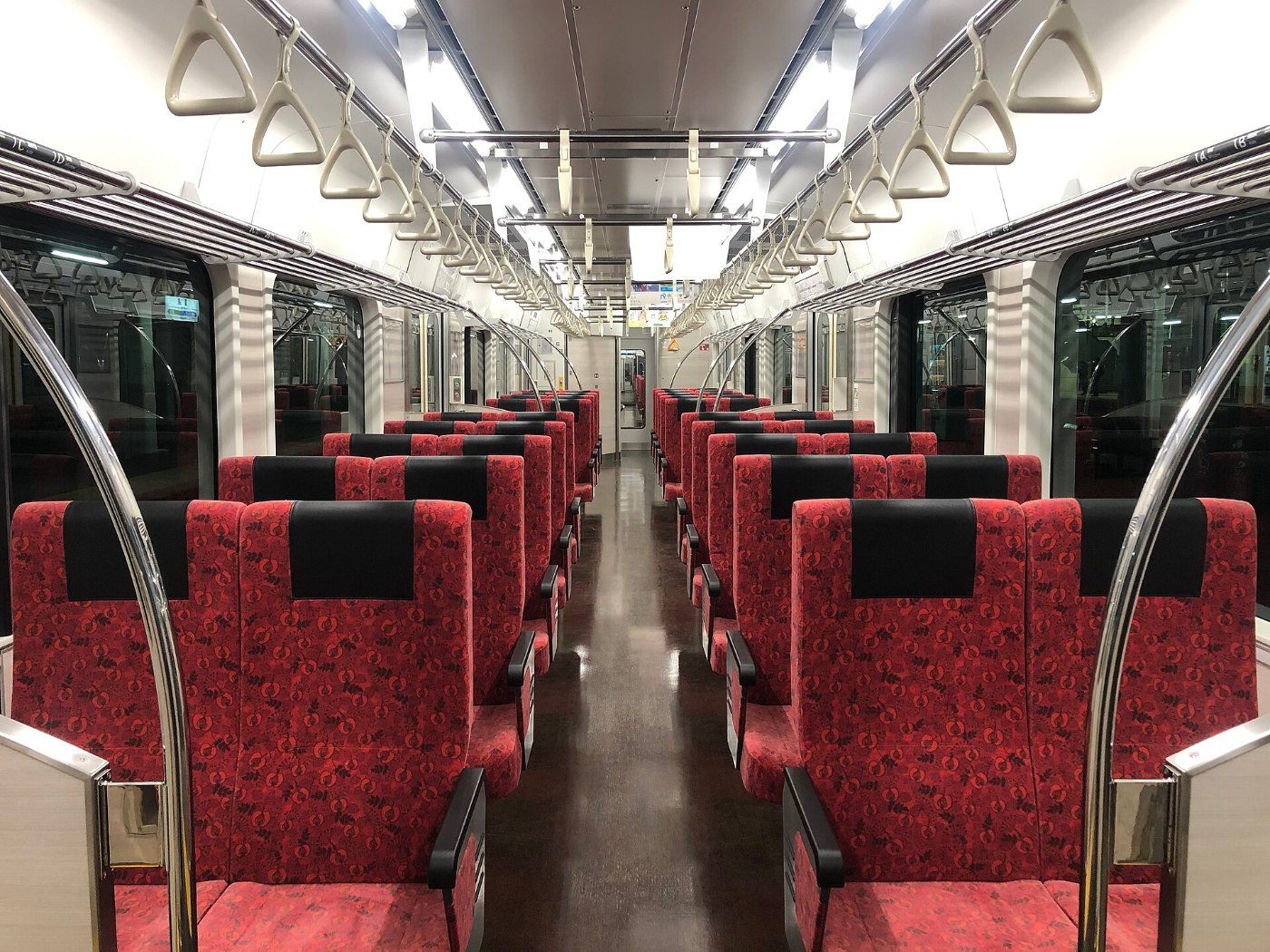 Ein Zug am Bahnsteig