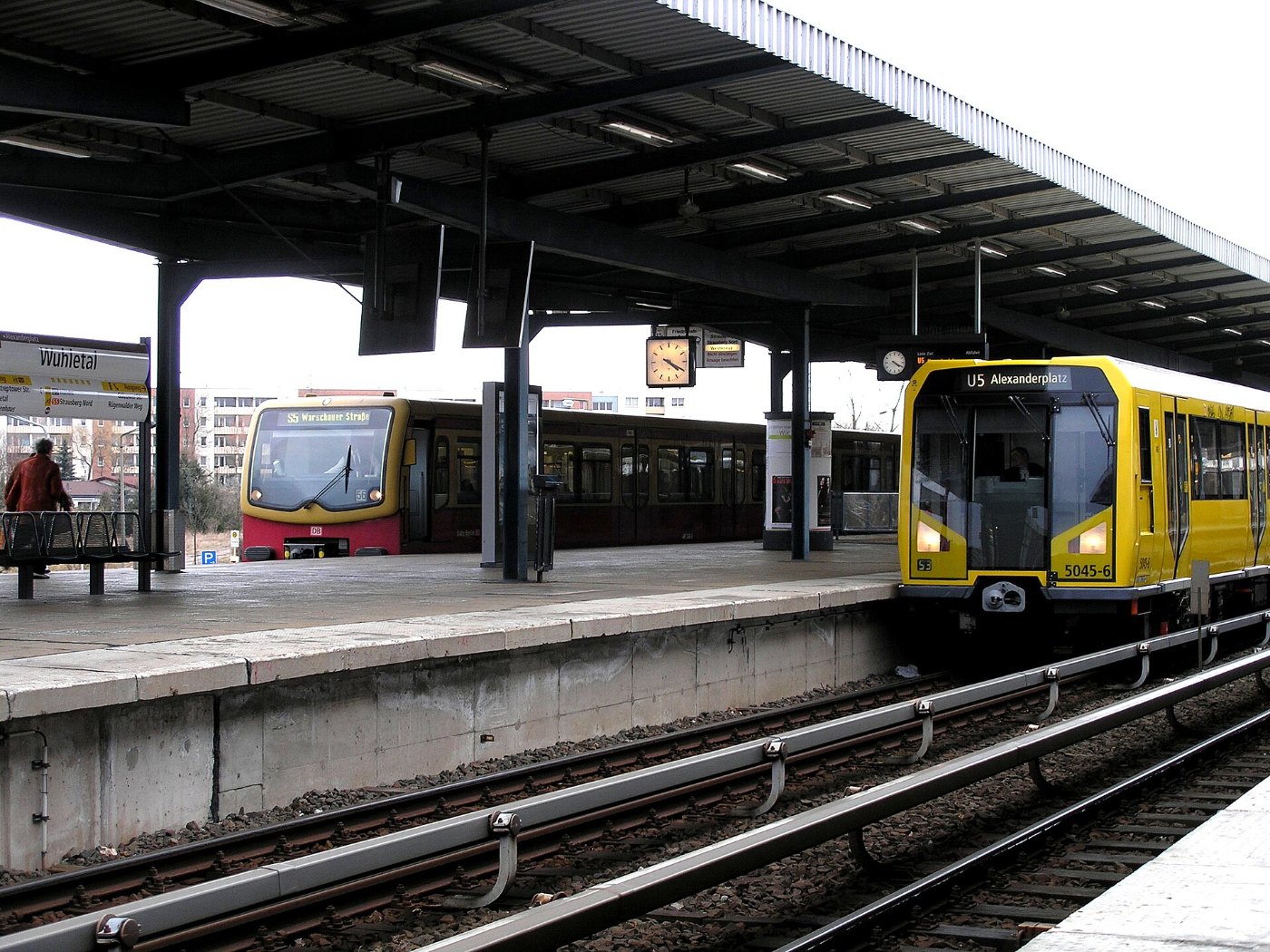 Berliner S und U Bahn am Bahnhof Wuhletal