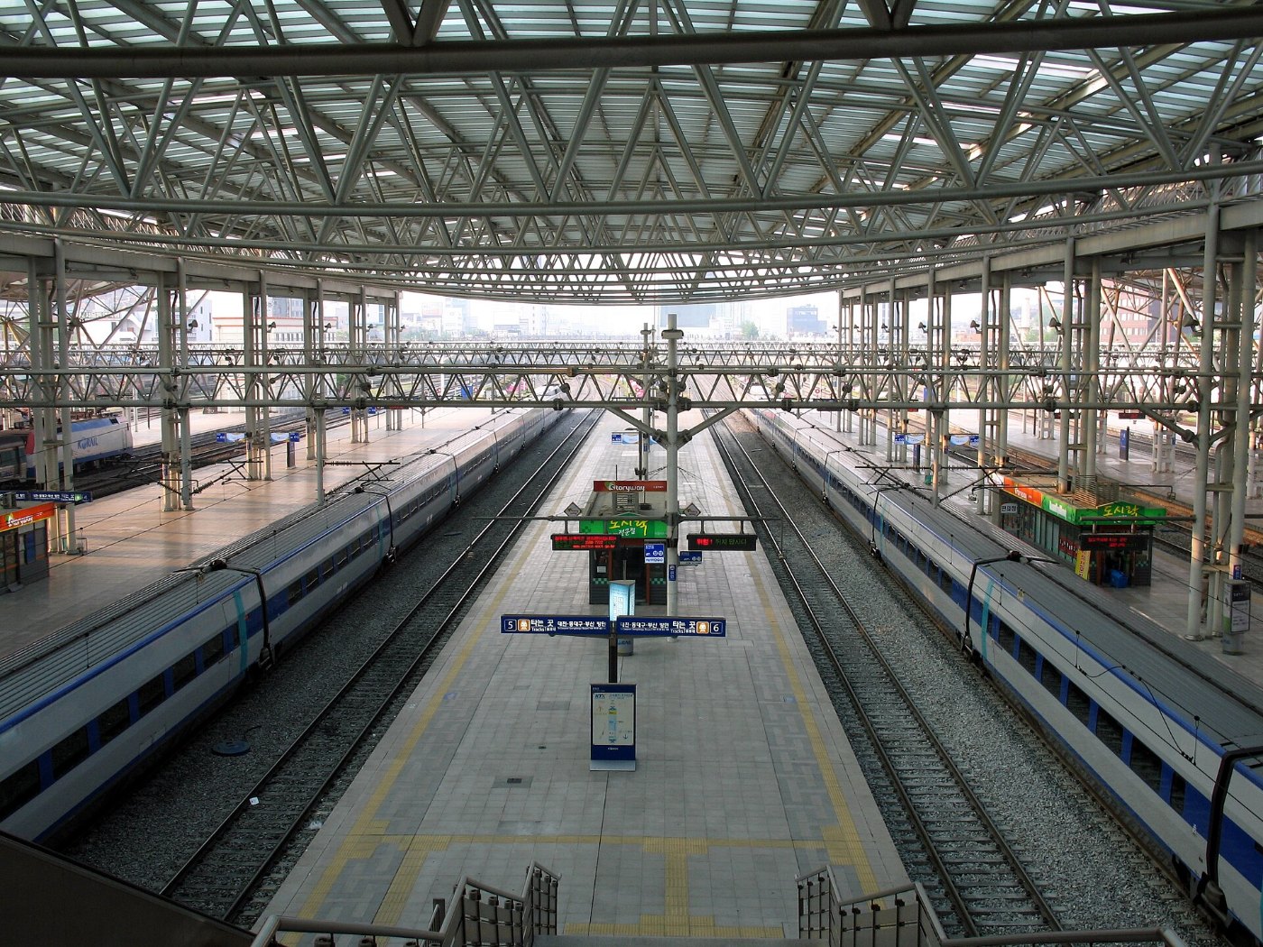 Two KTX I in Seoul Station (1)