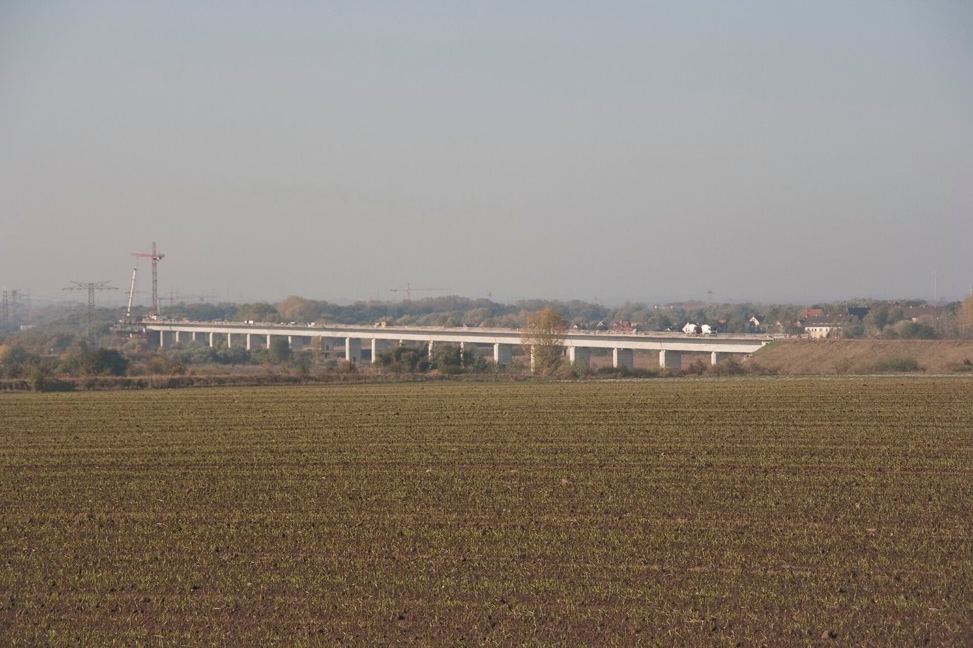 Das östliche Widerlager der Saale-Elster-Talbrücke während des Baus