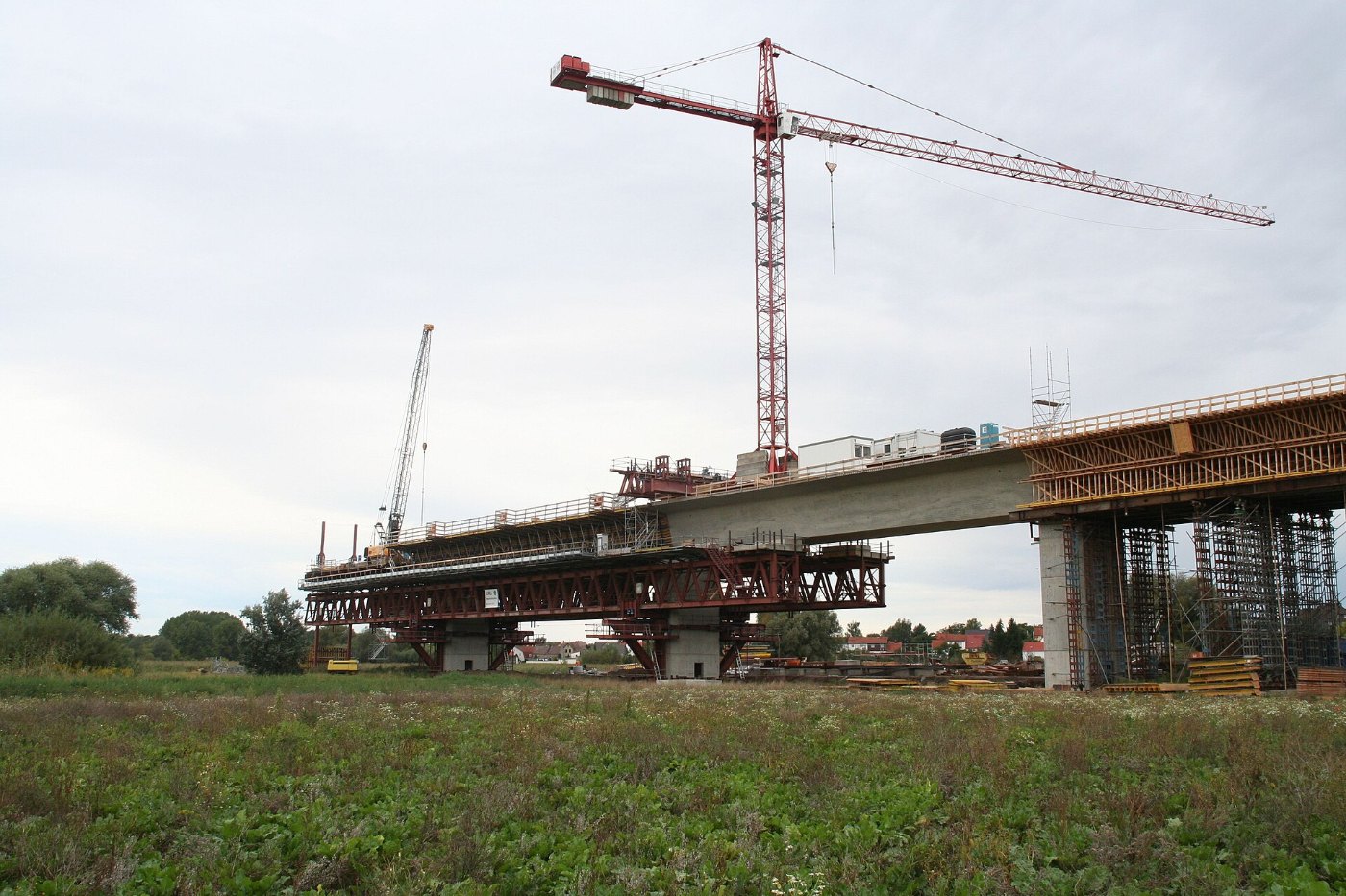Die Saale-Elster-Talbrücke über der weiten Elster-Luppe-Aue