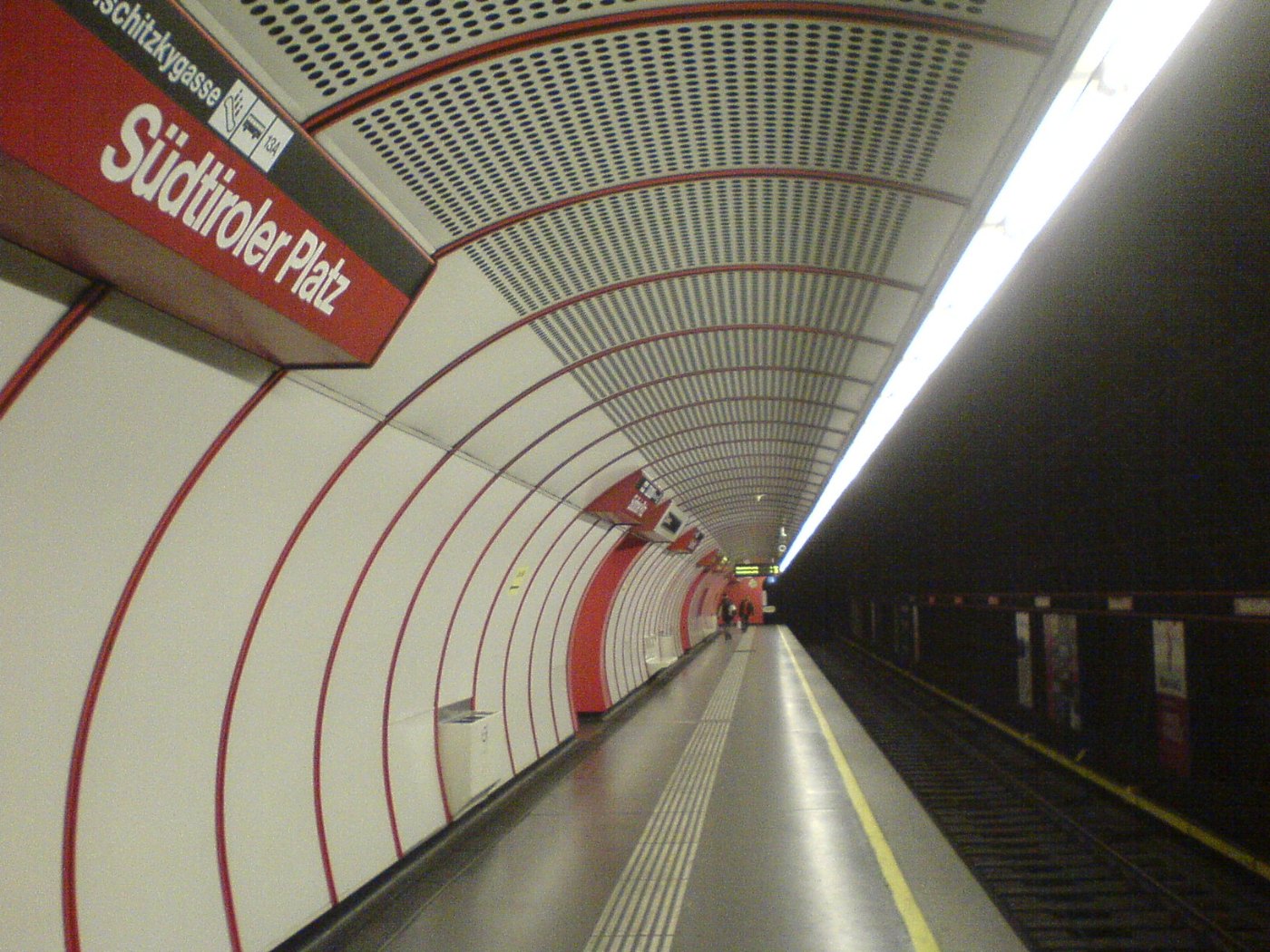 Bahnsteige U1 Station Südtiroler Platz DSC06374