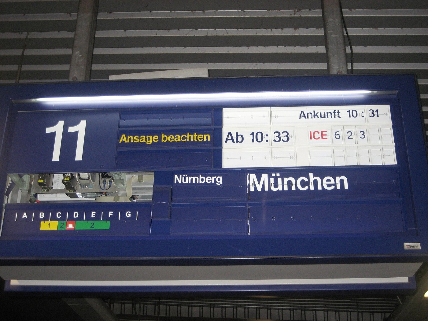 Bahnhof Köln Messe Deutz • Fallblattanzeige auf unterem Bahnsteig
