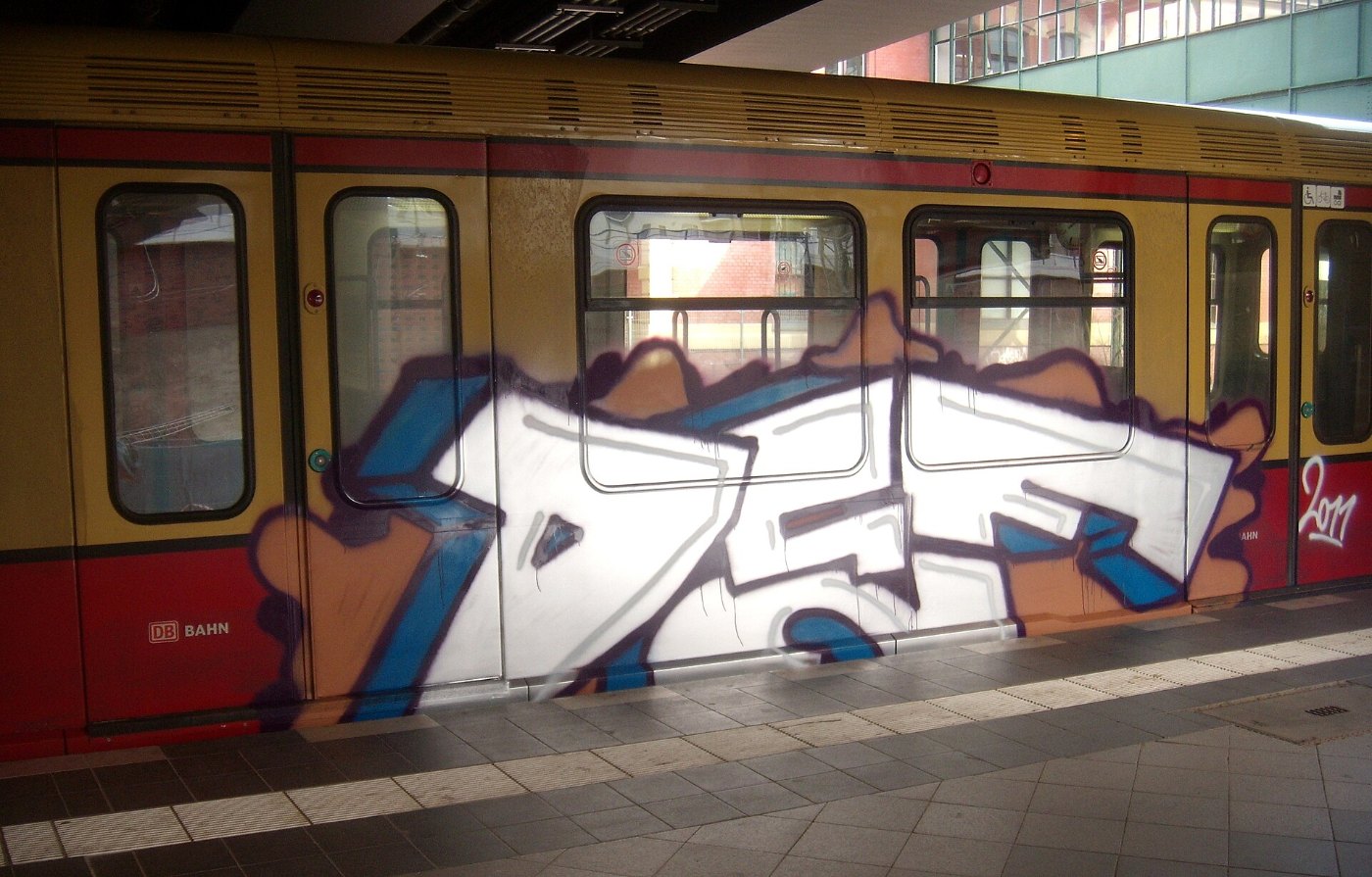 Ein mit Graffiti besprühter Eisenbahnwaggon