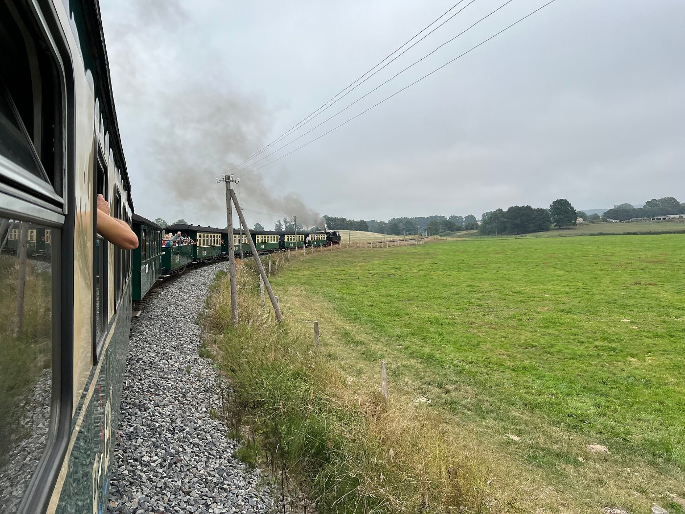 Ein Regionalzug am Bahnsteig